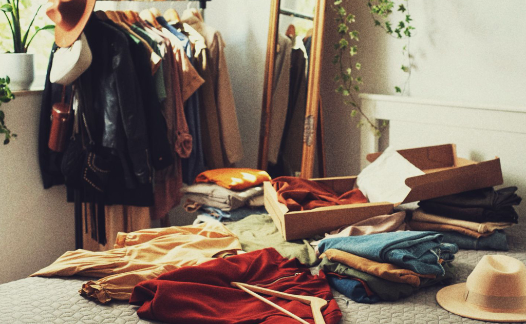 Vintage Kleidung in einem Zimmer