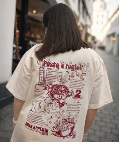 Frau mit Pasta e fagioli Shit beige